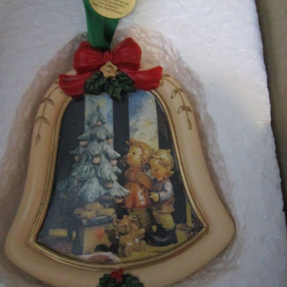 M.J. HUMMEL 2011 CHRISTMAS ORNAMENT - Picture 5 of 5